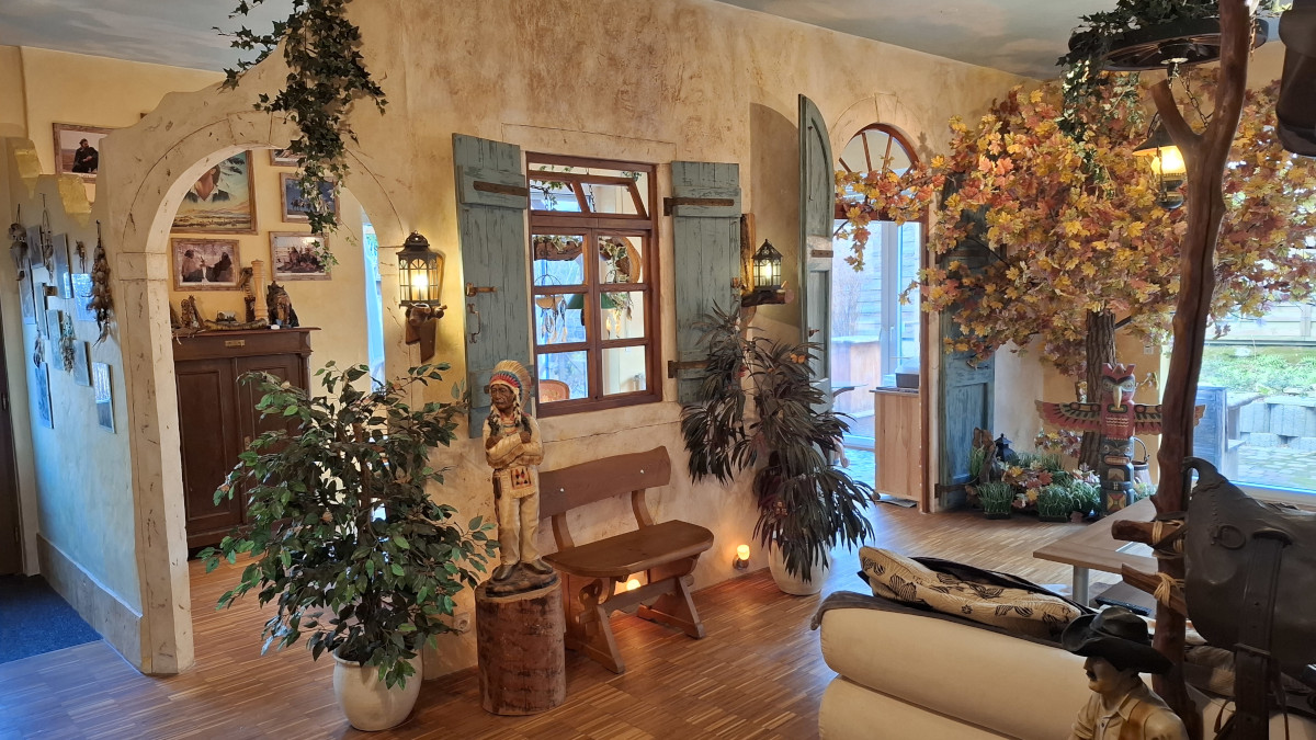 Sie sehen einen folierten Camper